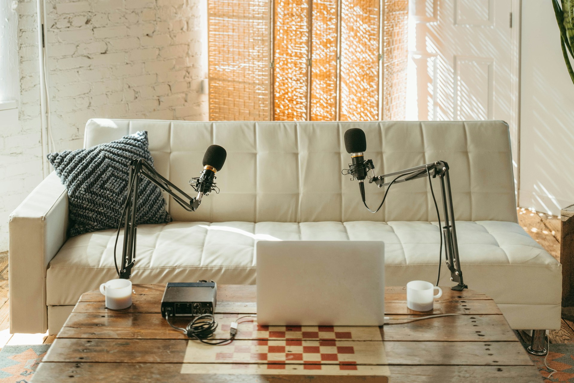 Zwei Mikrofone in einem hellen Podcast-Studio